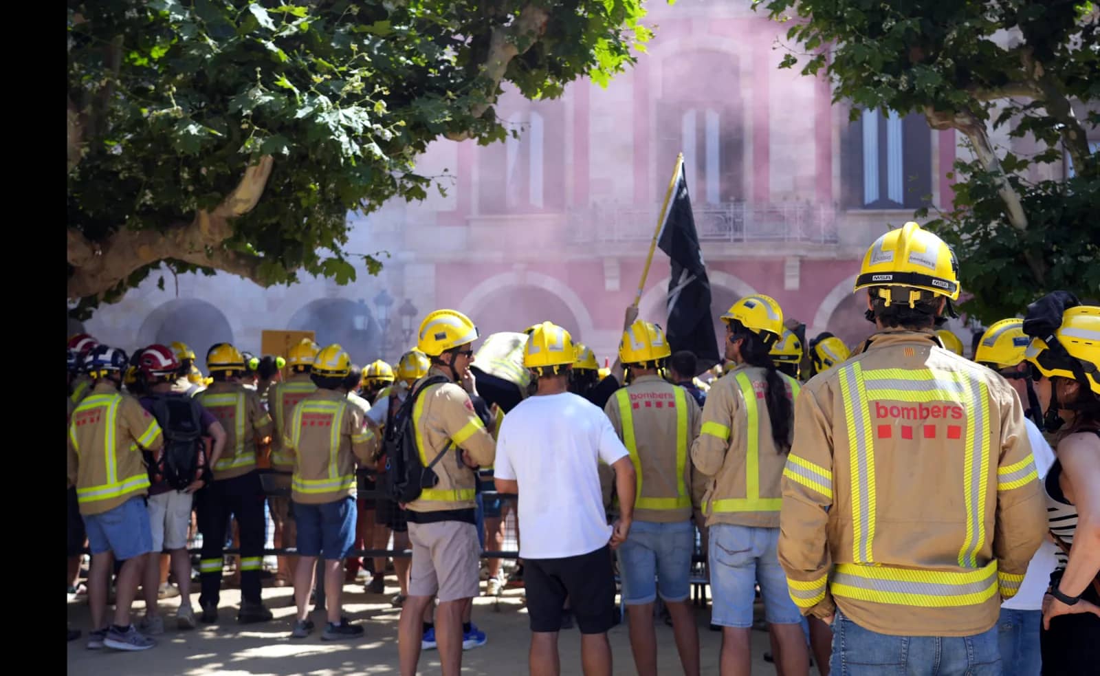 Concentració de bombers davant del Parlament de Catalunya