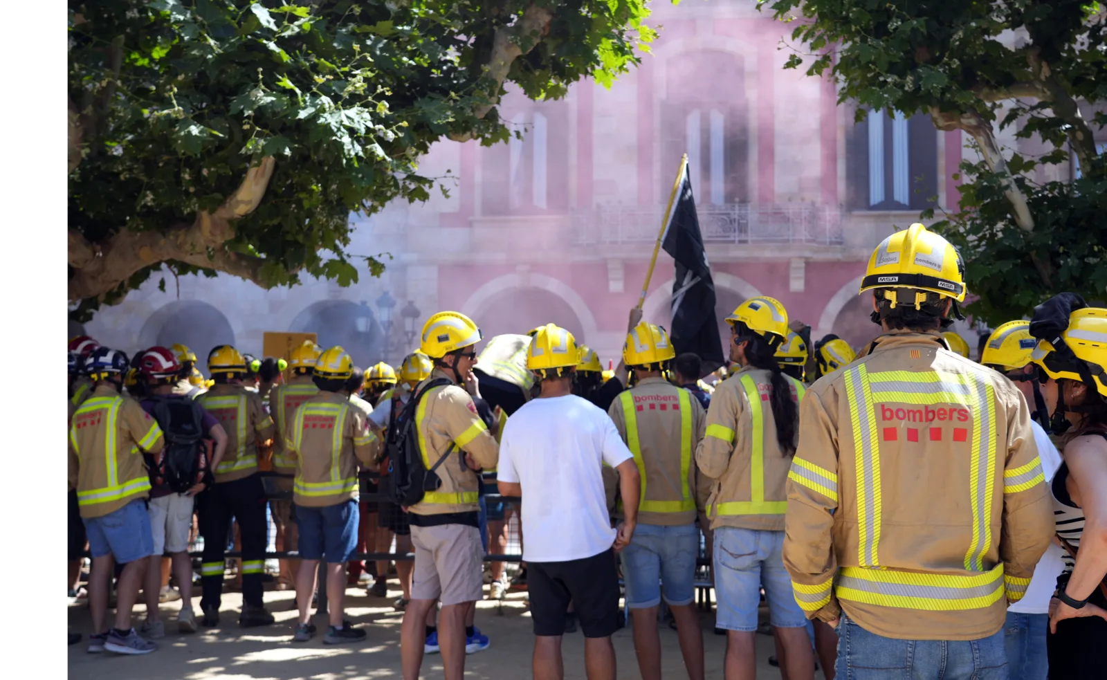 Concentració de bombers davant del Parlament de Catalunya