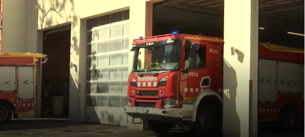 Camió dels Bombers sortint del parc de l’Hospitalet
