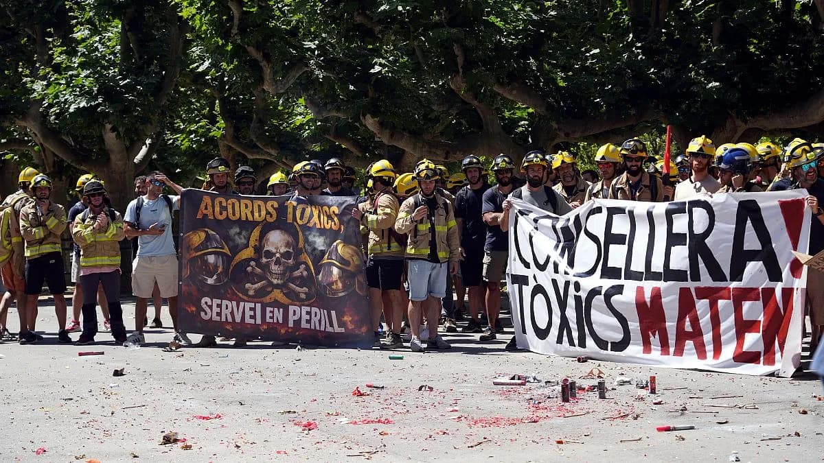 Bombers concentrats amb pancartes per denunciar mancances del servei