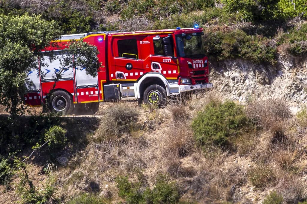 Camió dels Bombers de la Generalitat circulant per una zona forestal a Tiana